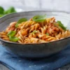 Fusilli con pomodoro, melanzane e basilico